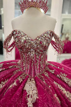 Vestido de quinceañera fucsia con hombros descubiertos, estilo princesa, con apliques y cola