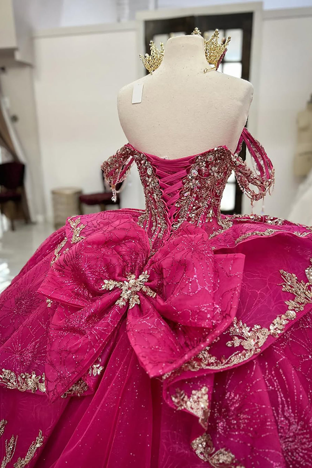 Vestido de quinceañera fucsia con hombros descubiertos, estilo princesa, con apliques y cola