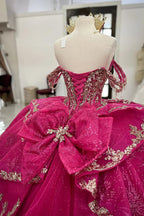 Vestido de quinceañera fucsia con hombros descubiertos, estilo princesa, con apliques y cola