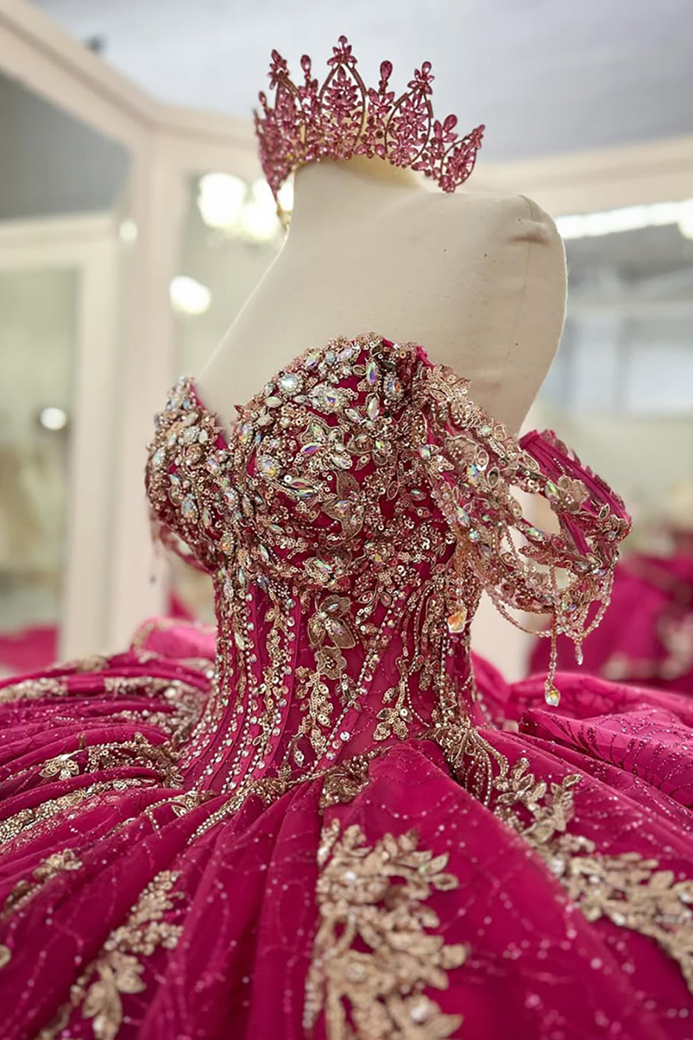 Vestido de quinceañera fucsia con hombros descubiertos, estilo princesa, con apliques y cola