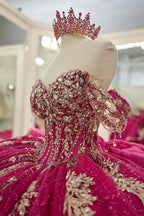 Vestido de quinceañera fucsia con hombros descubiertos, estilo princesa, con apliques y cola
