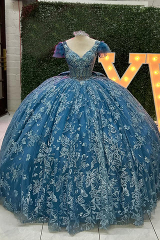 Vestido de quinceañera princesa con apliques, escote en V, mangas cortas, color gris azulado, con cola y mangas cortas.