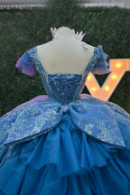 Robe de princesse grise et bleue à col en V, manches courtes et traîne, avec col en V et ornée d'appliqués.