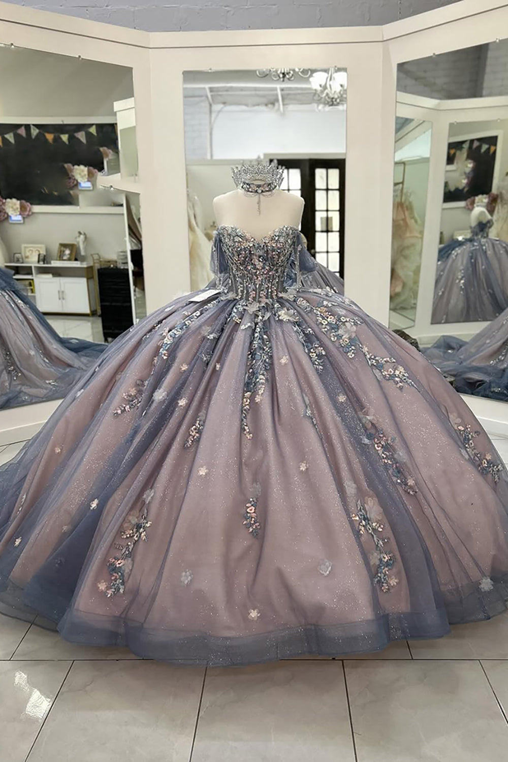 Robe de bal de quinceañera gris-bleu scintillante, épaules dénudées, ornée d'appliqués et avec traîne.