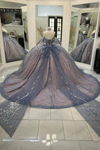 Robe de bal de quinceañera gris-bleu scintillante, épaules dénudées, ornée d'appliqués et avec traîne.
