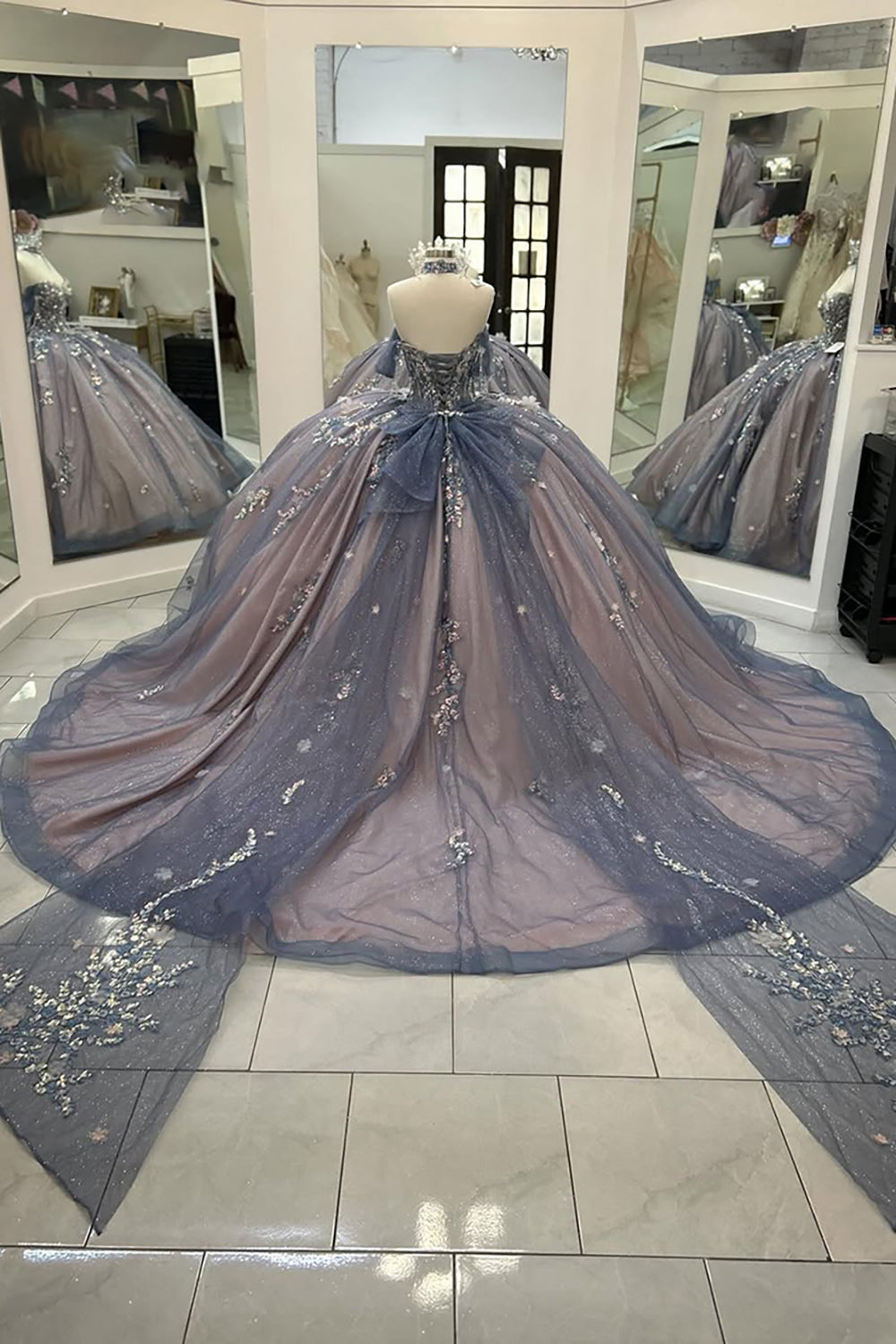 Robe de bal de quinceañera gris-bleu scintillante, épaules dénudées, ornée d'appliqués et avec traîne.