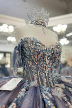 Robe de bal de quinceañera gris-bleu scintillante, épaules dénudées, ornée d'appliqués et avec traîne.