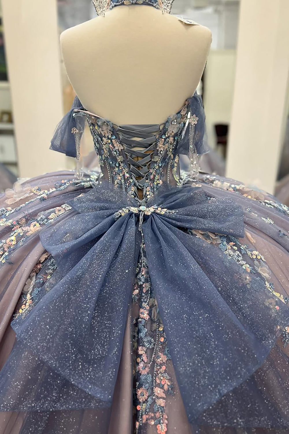 Robe de bal de quinceañera gris-bleu scintillante, épaules dénudées, ornée d'appliqués et avec traîne.