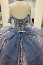 Robe de bal de quinceañera gris-bleu scintillante, épaules dénudées, ornée d'appliqués et avec traîne.