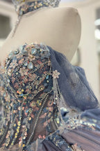 Robe de bal de quinceañera gris-bleu scintillante, épaules dénudées, ornée d'appliqués et avec traîne.
