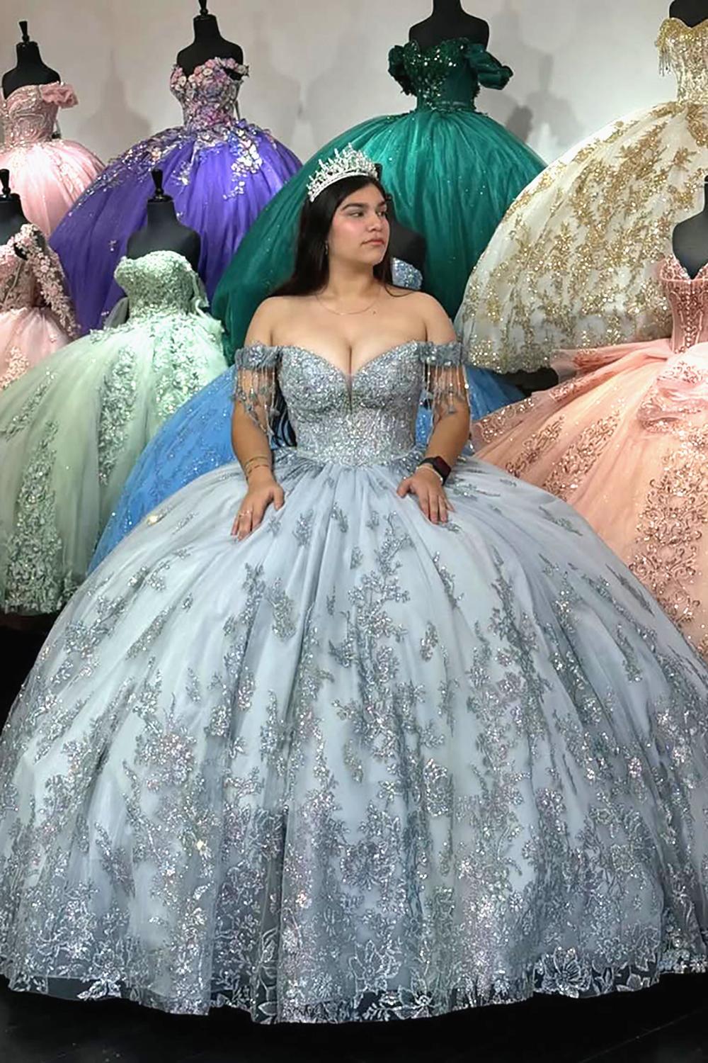 Vestido de quinceañera plateado brillante con hombros descubiertos, apliques de lentejuelas y flecos