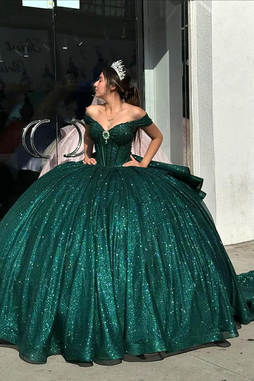 Robe de quinceañera princesse vert foncé à paillettes, épaules dénudées et corset à sequins.