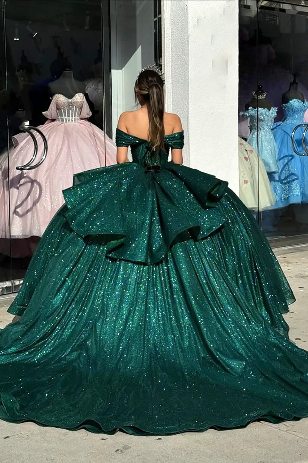 Robe de quinceañera princesse vert foncé à paillettes, épaules dénudées et corset à sequins.