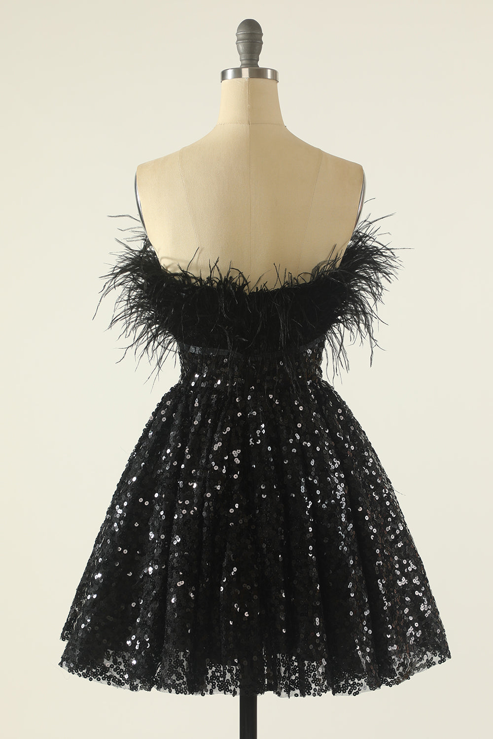 Vestido de cóctel sin tirantes con plumas