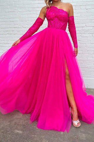 Robe de bal fuchsia asymétrique à corset et fente sur le devant, coupe trapèze, épaule dénudée.