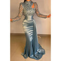 Glamoroso y dramático vestido de fiesta formal con escote alto, mangas largas y lentejuelas