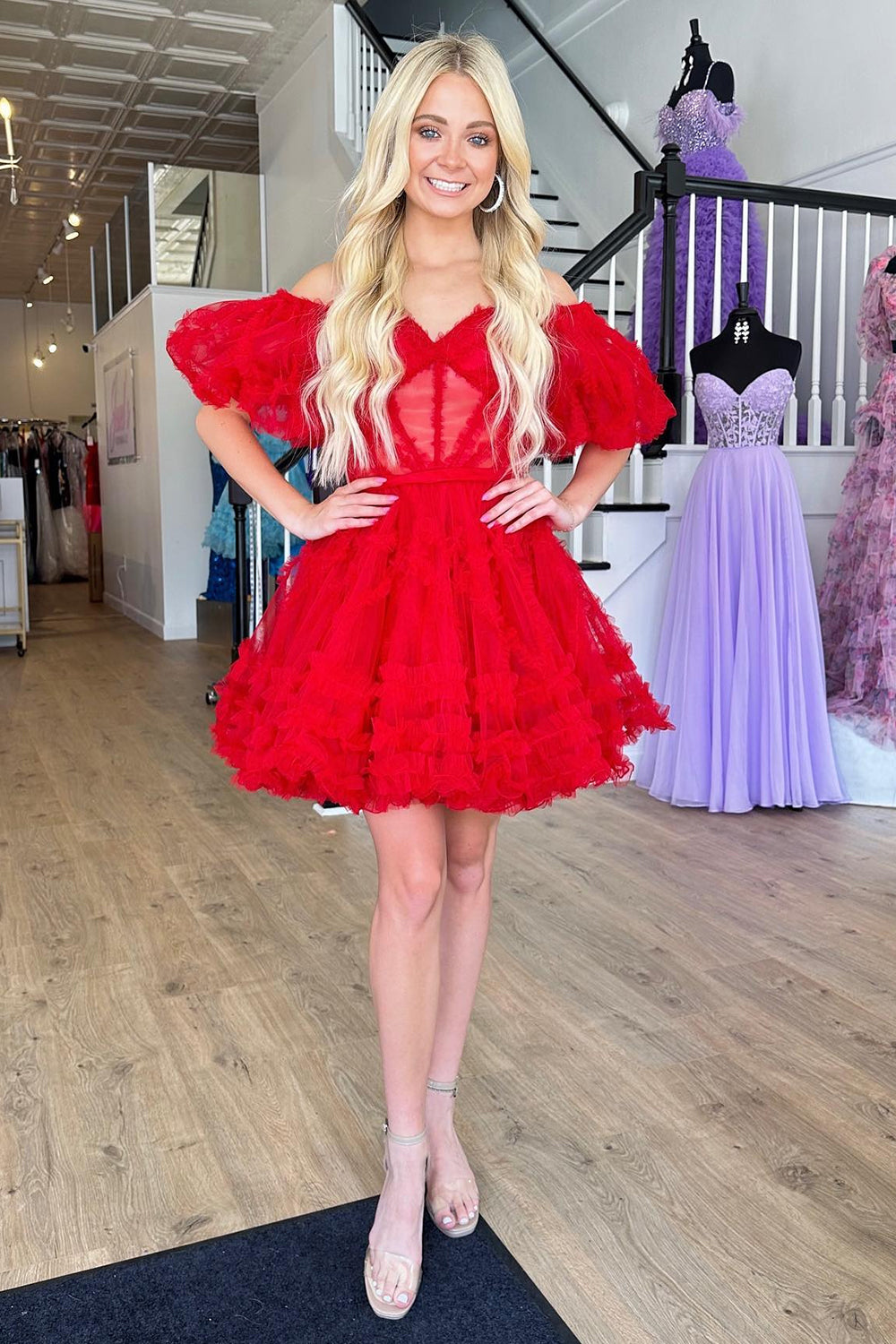 Robe de bal unique en tulle fuchsia, coupe trapèze, épaules dénudées et corset.