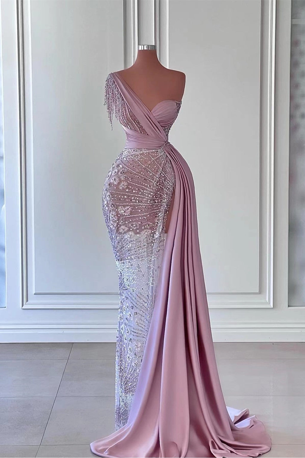 Impresionante vestido largo de sirena de un solo hombro para baile de graduación con adornos de cuentas