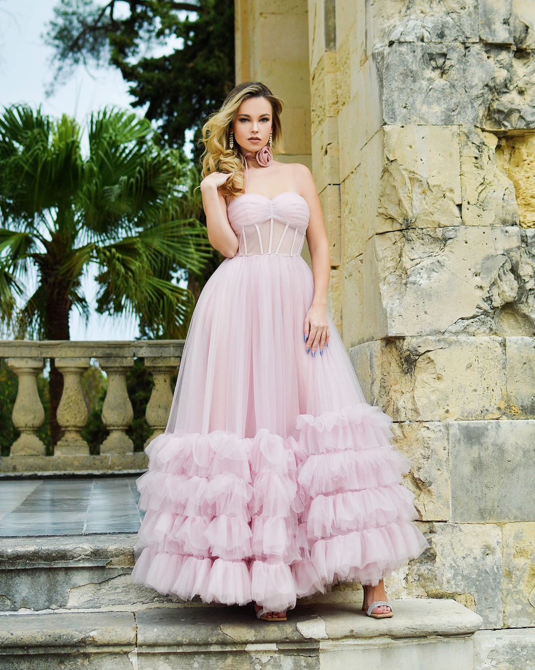 Vestido de fiesta de tul sin tirantes con corsé de corte A y volantes