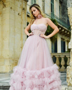 Vestido de fiesta de tul sin tirantes con corsé de corte A y volantes
