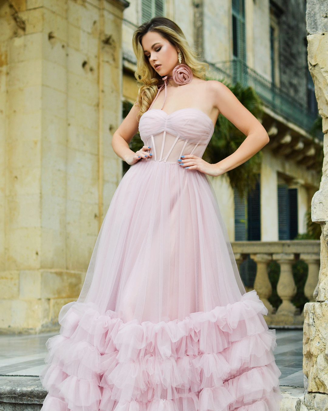 Vestido de fiesta de tul sin tirantes con corsé de corte A y volantes
