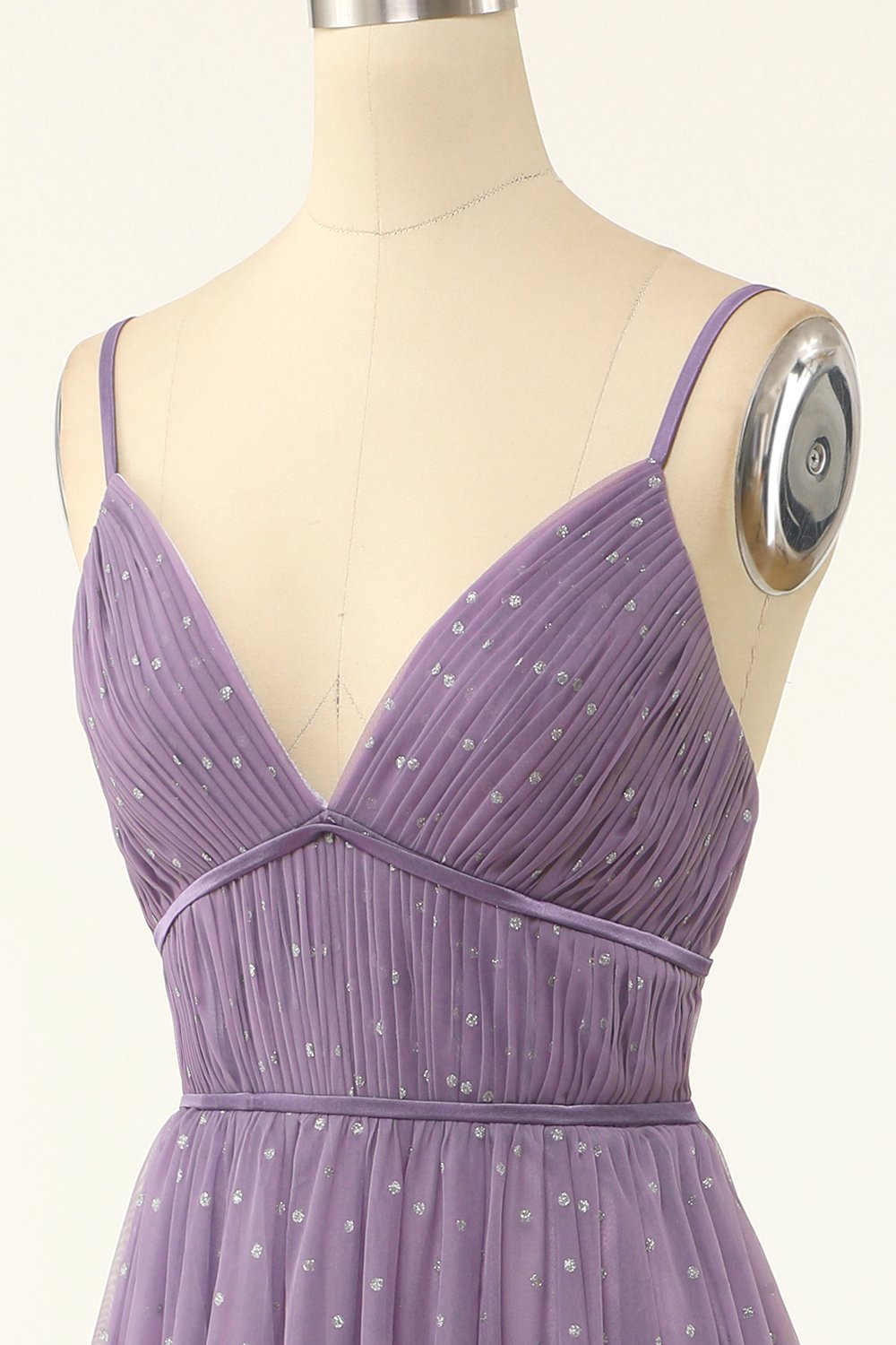 Vestido de dama de honor corte A con tirantes finos y volantes