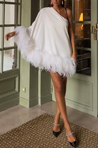 Robe mini de soirée asymétrique à ourlet plume Vegas Living 