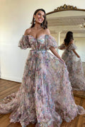 Magnifique robe de bal bustier rose à imprimé floral, coupe trapèze, épaules dénudées et traîne.