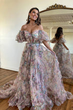 Magnifique robe de bal bustier rose à imprimé floral, coupe trapèze, épaules dénudées et traîne.