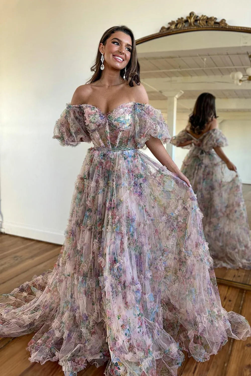 Magnifique robe de bal bustier rose à imprimé floral, coupe trapèze, épaules dénudées et traîne.