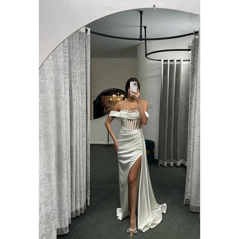Vestido formal de noche de graduación sin mangas, de satén, con pliegues y hombros descubiertos, corte tubo/columna