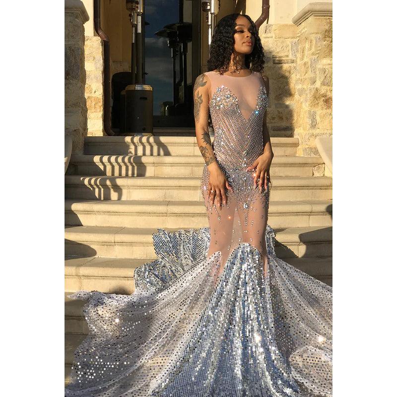 Robe de bal longue sirène en tulle transparent et perles, sans manches, avec traîne