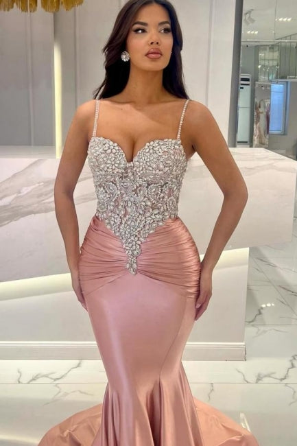 Atractivo vestido de fiesta largo de sirena con tirantes finos, encaje y cola