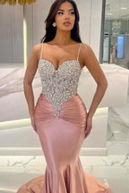 Atractivo vestido de fiesta largo de sirena con tirantes finos, encaje y cola