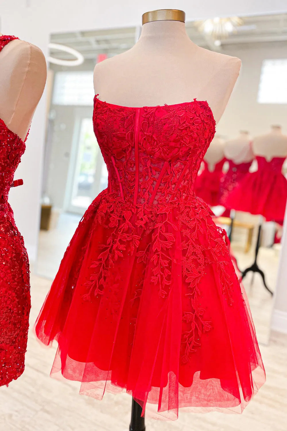 Vestido corto de fiesta morado sin tirantes, corte en A, de tul con corsé y apliques