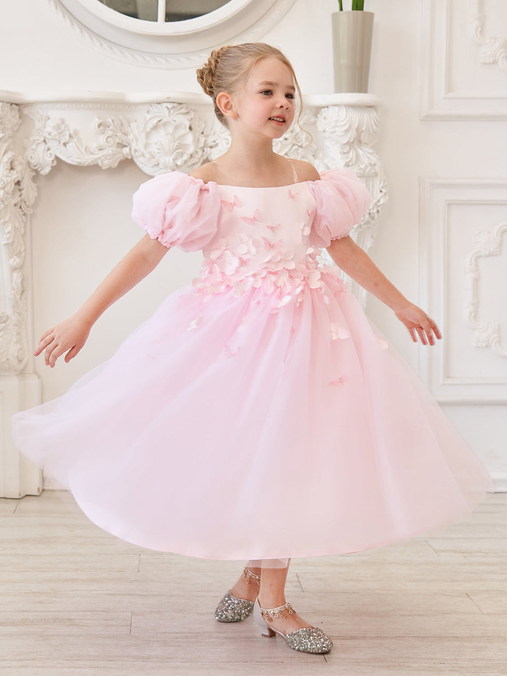 Vestido de niña de las flores de largo midi con mangas abullonadas, hombros descubiertos, apliques florales 3D y tul. 