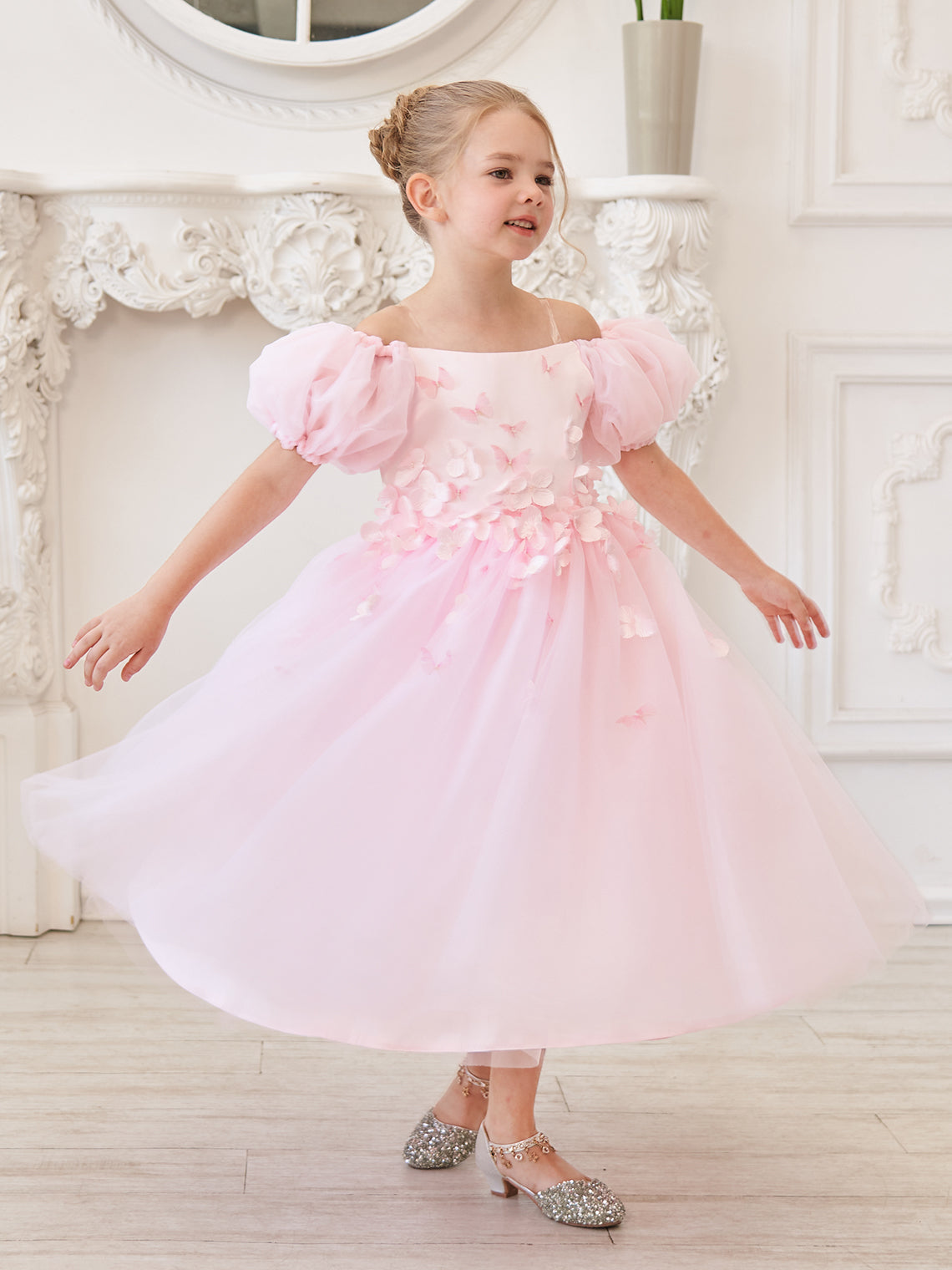 Vestido de niña de las flores de largo midi con mangas abullonadas, hombros descubiertos, apliques florales 3D y tul. 