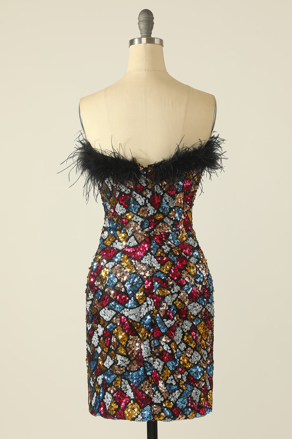Vestido de cóctel sin tirantes y colorido con plumas