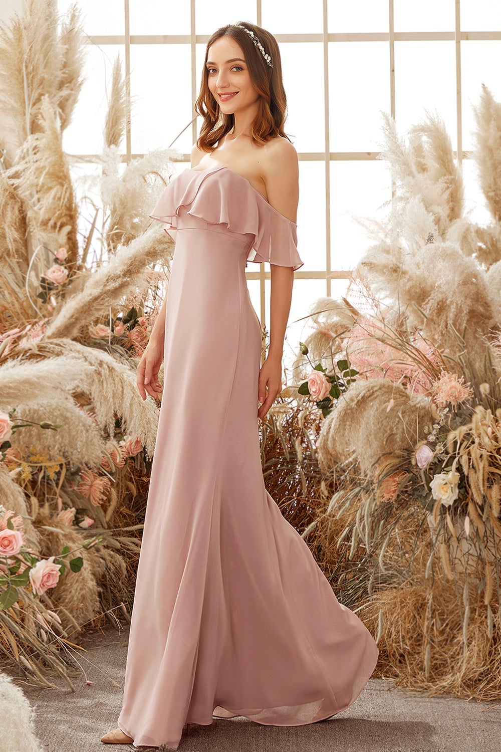 Elegante vestido de dama de honor de gasa con hombros descubiertos