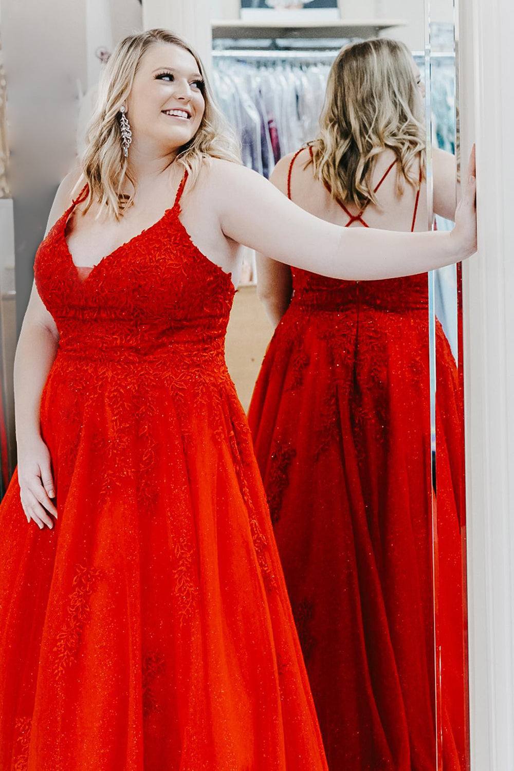 Vestido de fiesta rojo largo de talla grande con tirantes finos y corte en A, con apliques.