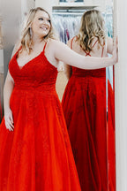 Vestido de fiesta rojo largo de talla grande con tirantes finos y corte en A, con apliques.