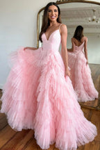 Vestido largo de fiesta rosa con tirantes finos, corte en A y volantes