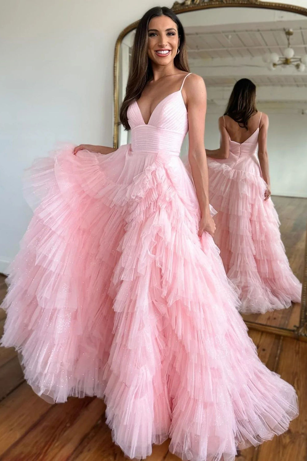Vestido largo de fiesta rosa con tirantes finos, corte en A y volantes
