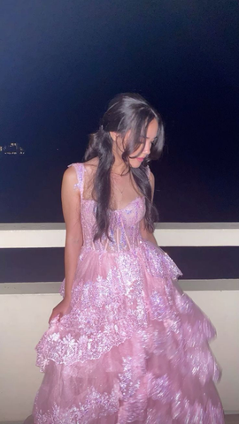 Vestido largo de fiesta escalonado rosa con apliques de encaje, corte en A, modelo Y7936