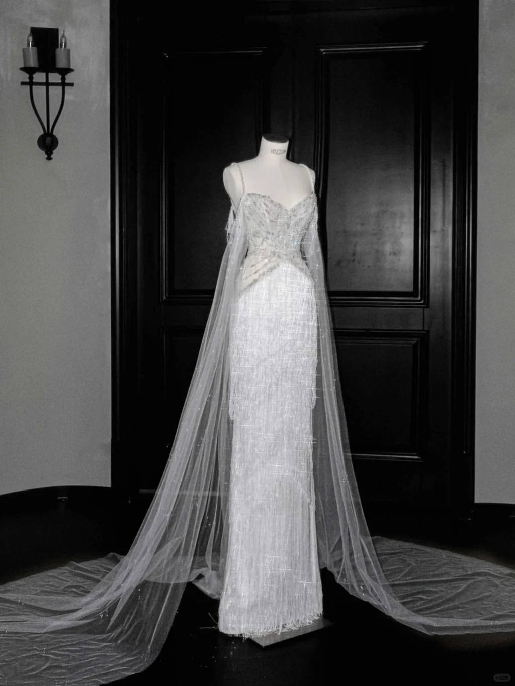 Robe de bal de soirée luxueuse en tulle blanc ornée de perles et de chaînes de perles, robe de mariée épaules dénudées Y8662