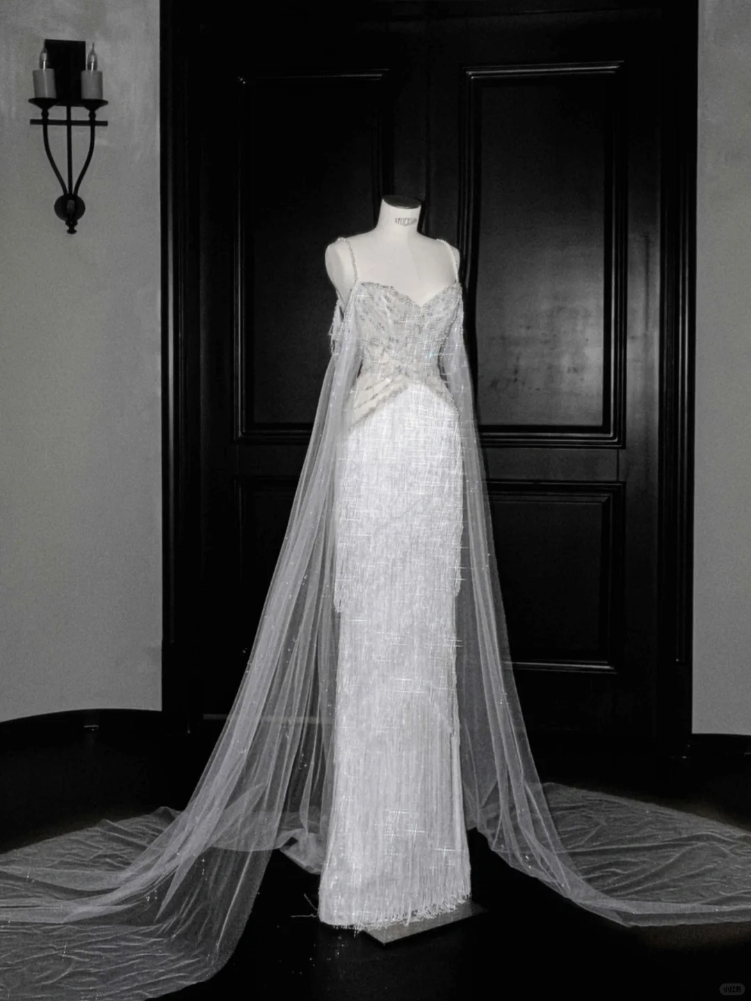 Robe de bal de soirée luxueuse en tulle blanc ornée de perles et de chaînes de perles, robe de mariée épaules dénudées Y8662