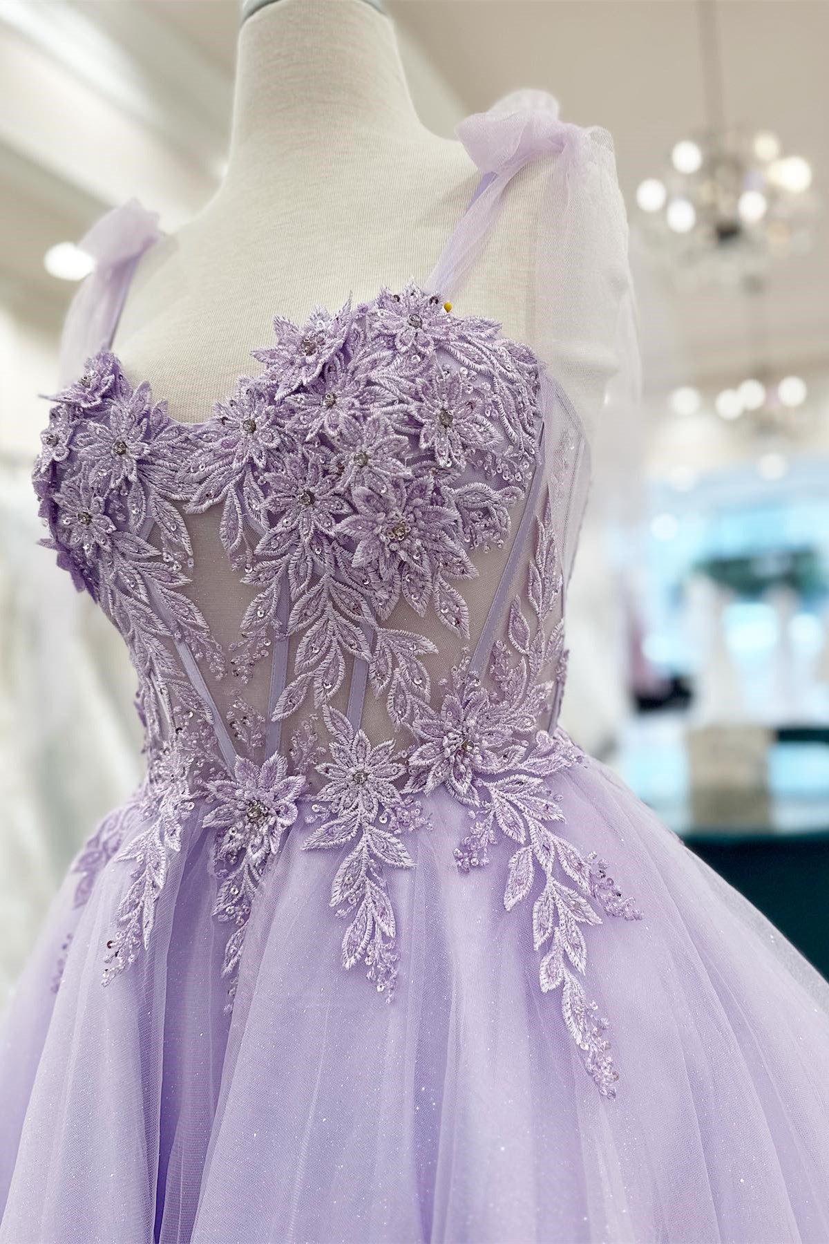 Robe de bal courte trapèze à décolleté cœur et applications florales 