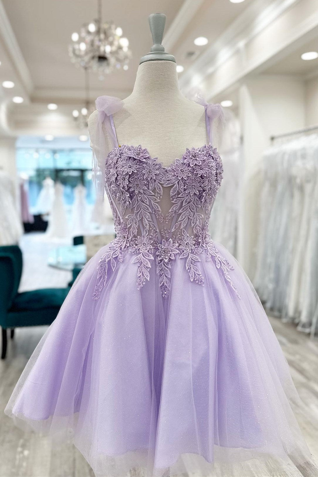 Robe de bal courte trapèze à décolleté cœur et applications florales 