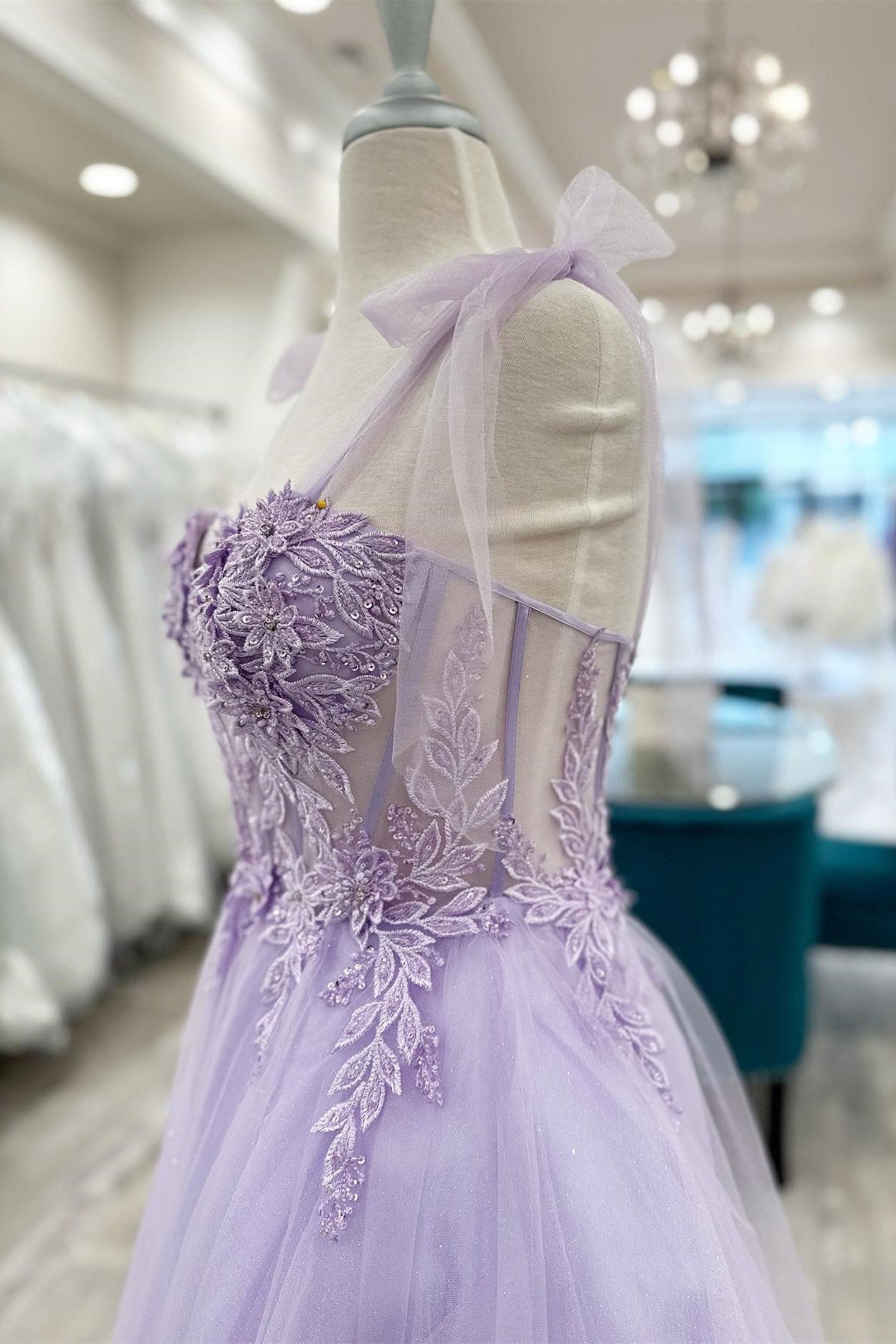 Robe de bal courte trapèze à décolleté cœur et applications florales 