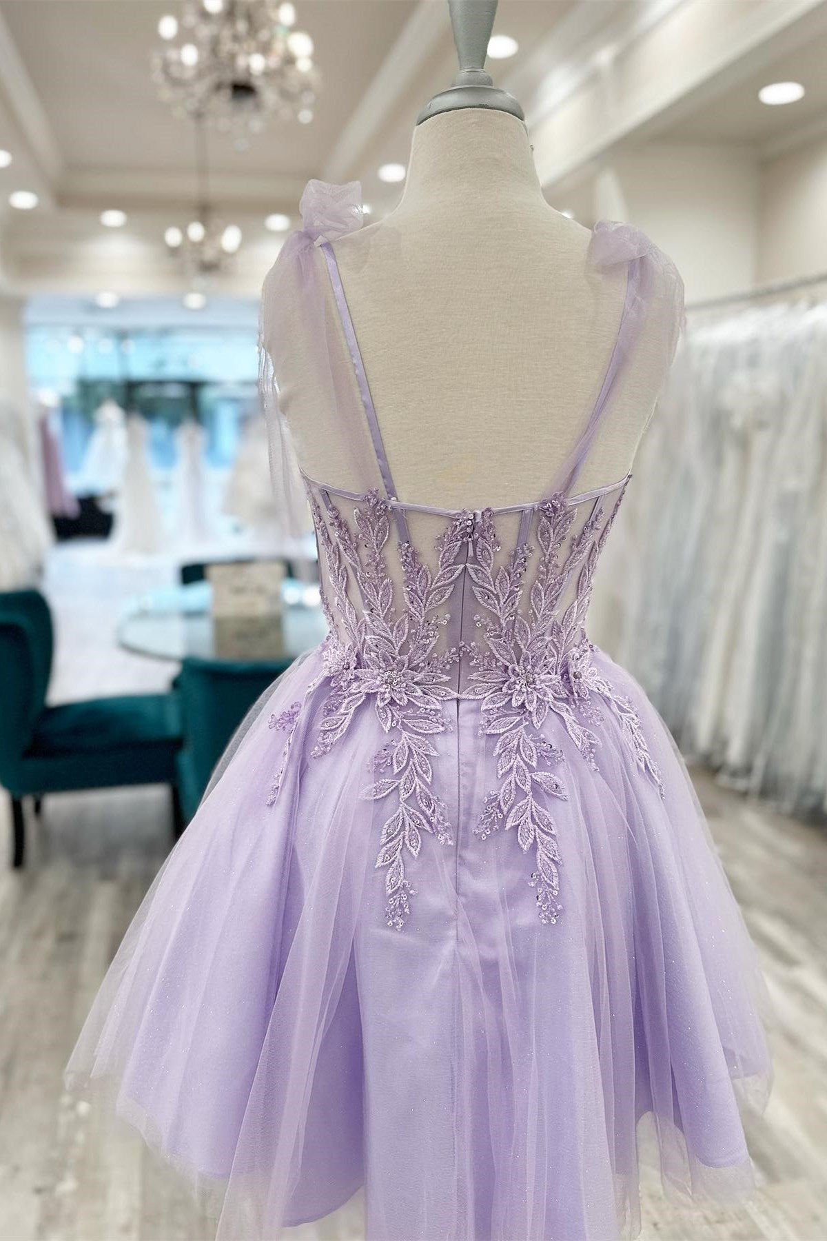 Robe de bal courte trapèze à décolleté cœur et applications florales 